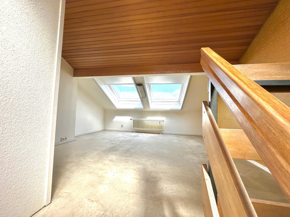 Zimmer im ausgebauten Dachgeschoss mit Dachfenstern
