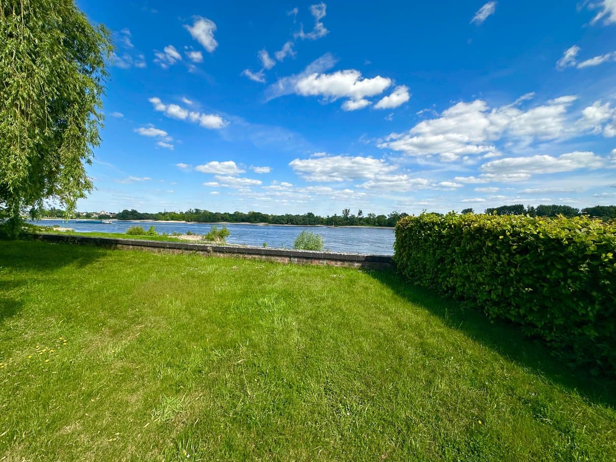 Gartengrundstück mit Hecke und freiem Blick auf den Rhein