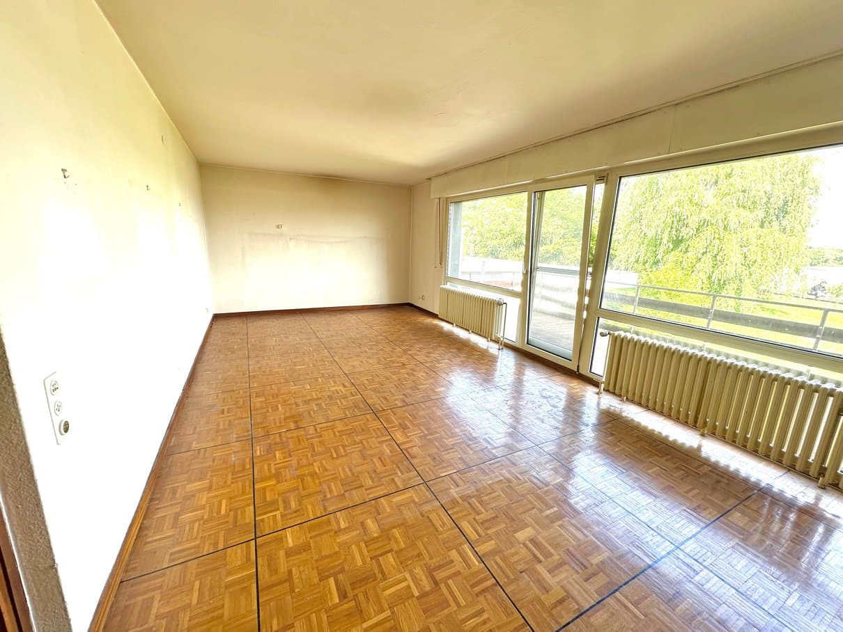 Wohnzimmer mit Kamin und großem Rheinblick-Balkon