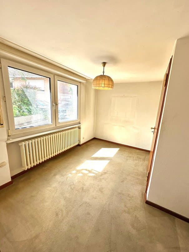 Zimmer im Erdgeschoss mit Zugang zur Terrasse