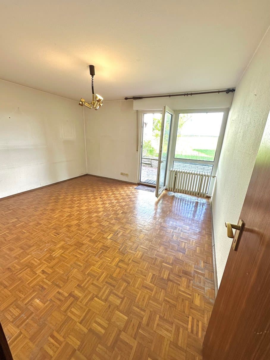 Schlafzimmer mit Parkett und eigenem Balkonzugang